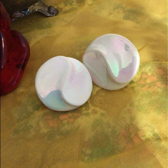 Vintage Retro Button Earrings 1960’s Lucite Iridescent White Swirl Pierced - Picture 2 of 14